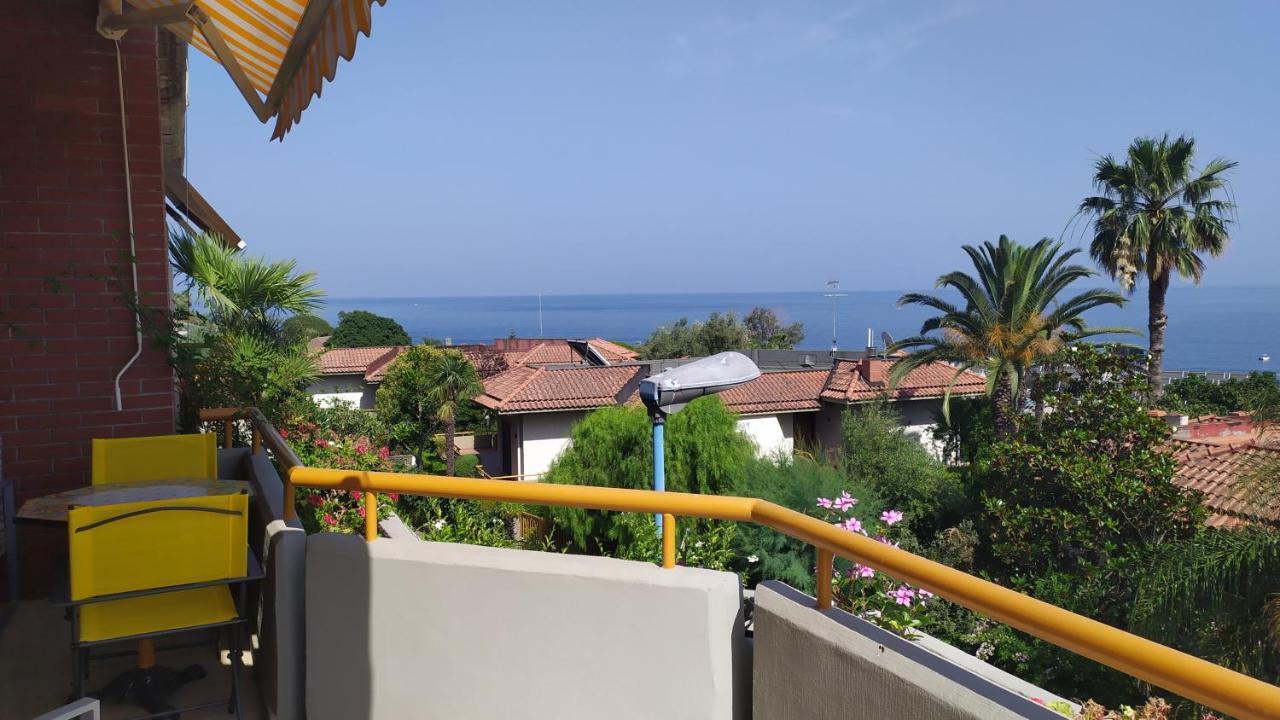 Nero Basalto Azzurro Mare Bed and Breakfast Aci Castello Exteriör bild