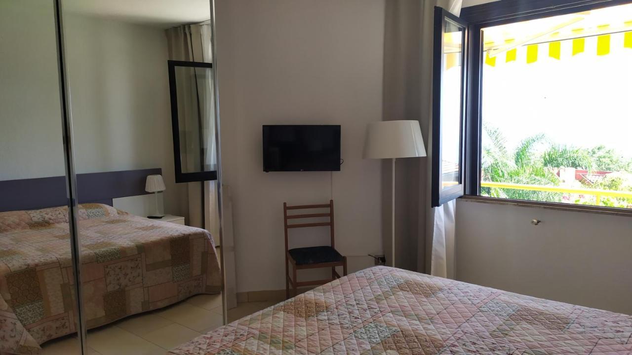 Nero Basalto Azzurro Mare Bed and Breakfast Aci Castello Exteriör bild