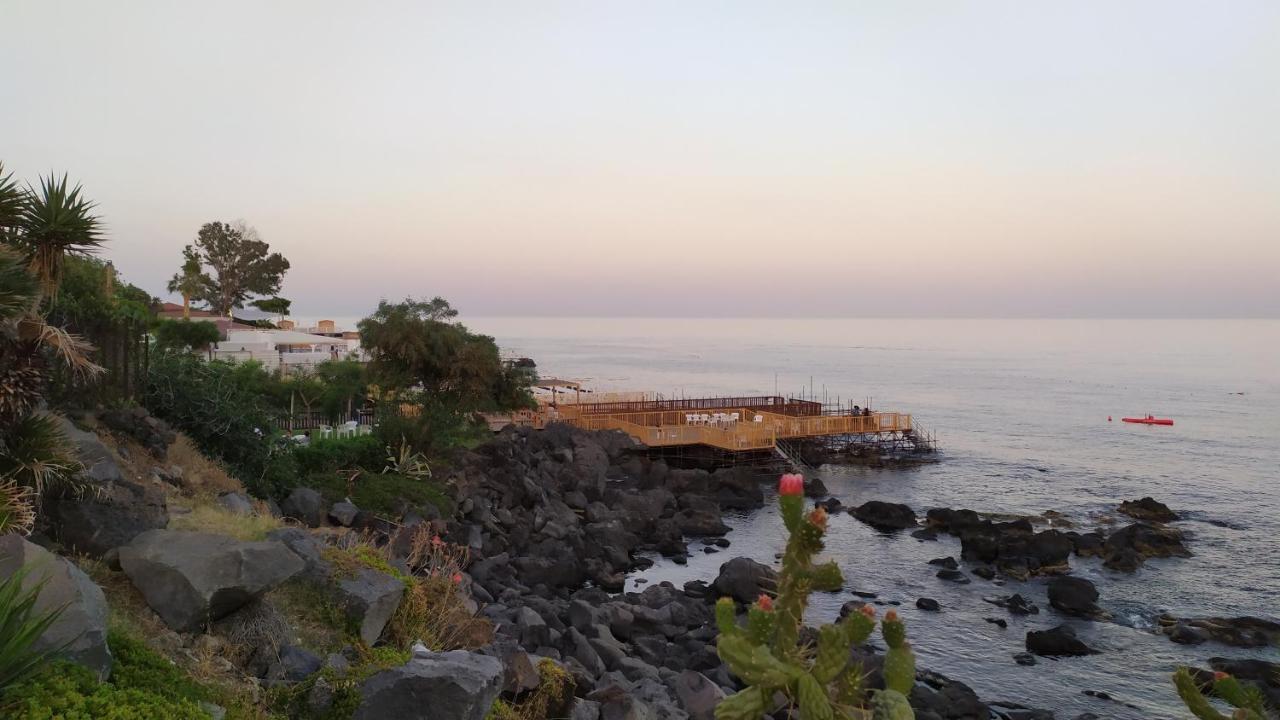 Nero Basalto Azzurro Mare Bed and Breakfast Aci Castello Exteriör bild